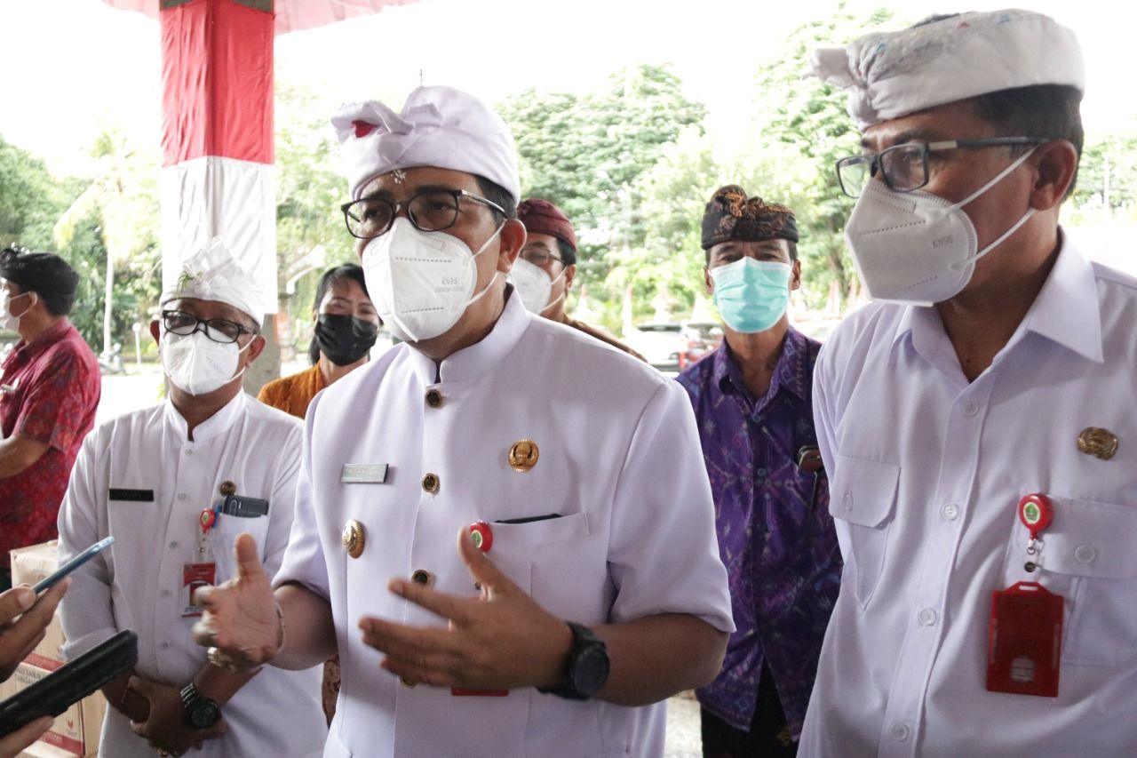 podiumnews.com-Bupati Sanjaya Salurkan Bantuan APD di Lingkungan Pendidikan